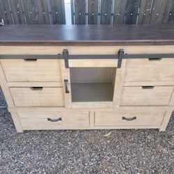 Farmhouse Dresser With Mirror 