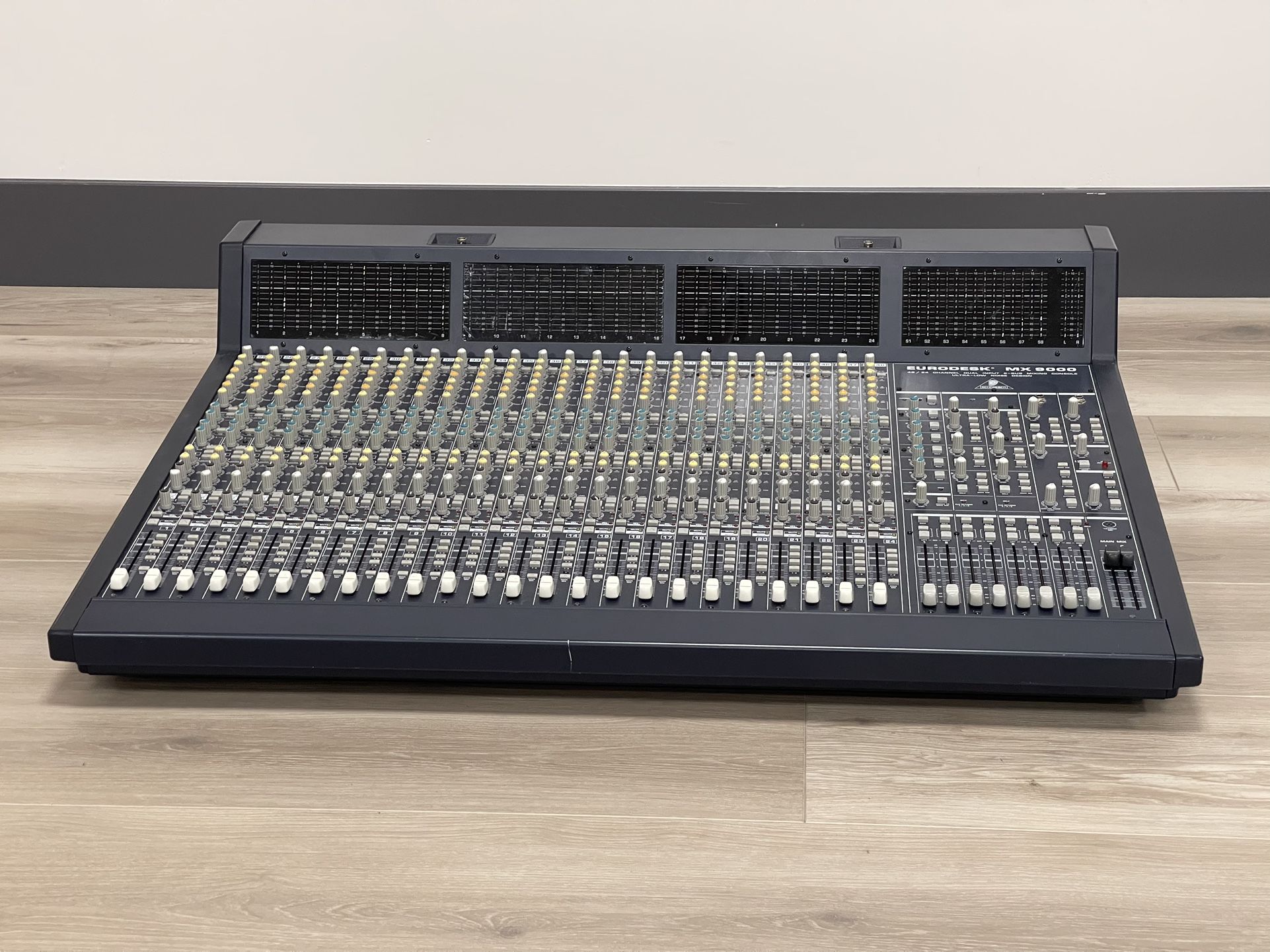 Behringer EURODESK MX9000 Console