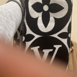 louis vuitton ladies scarf 