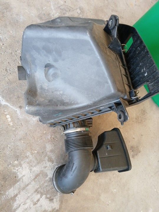 2006 BMW 530iFactory Air Filter Housing With Resonator