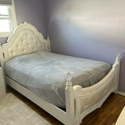 Beautiful White  Full Sizes Bedroom Set