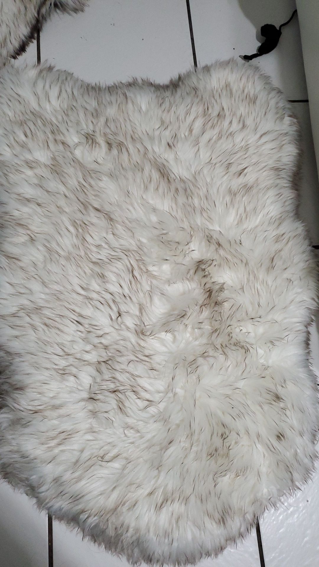 Curve white with brown tips faux fur S/M Dog bed