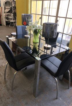 Table 4 chairs glass