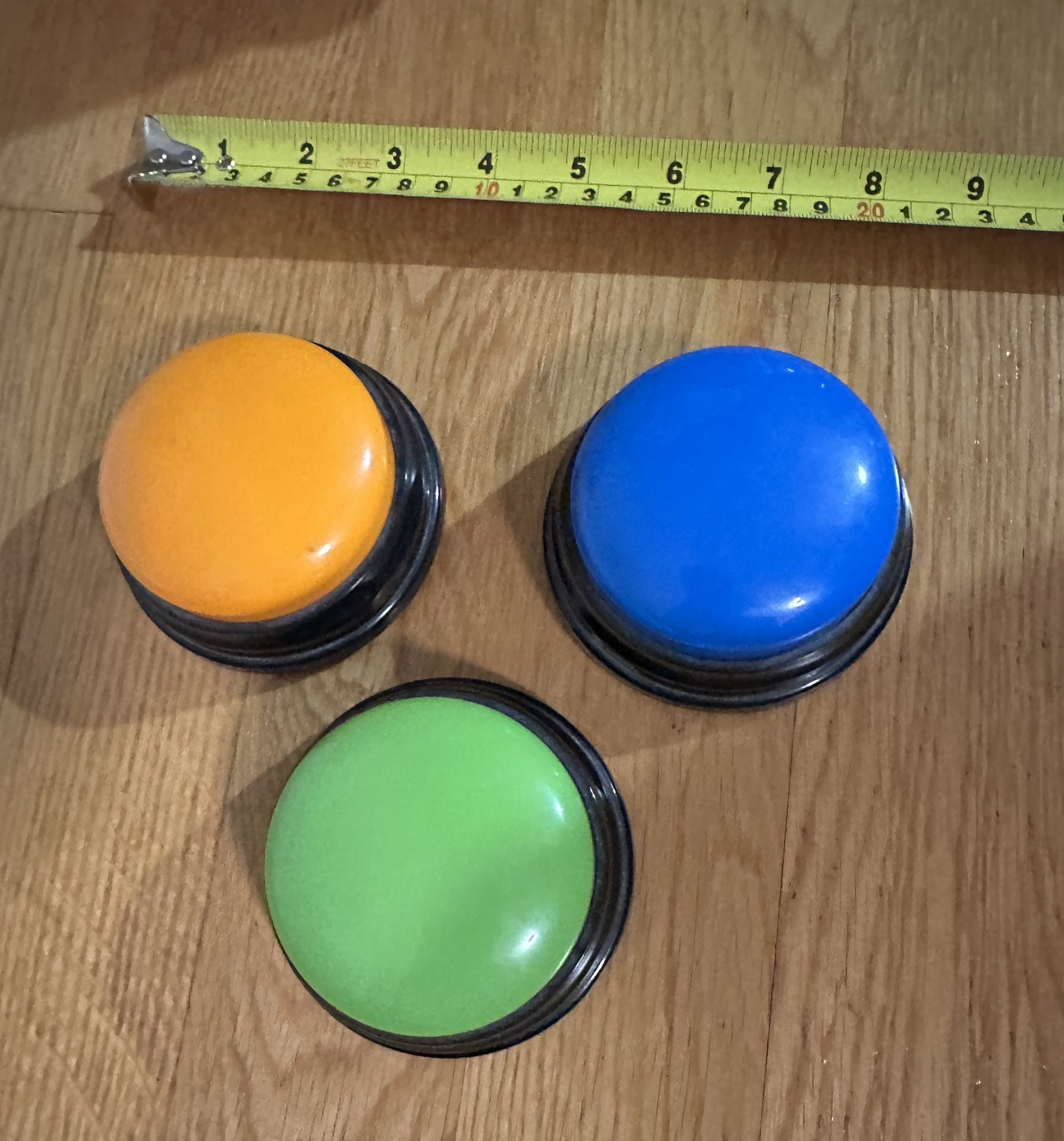 3 push buttons with sounds (batteries included)