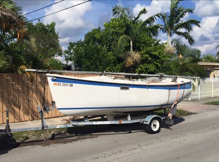 17’ Sailboat on Trailer. 1983 Hake Yachts Slipper 17