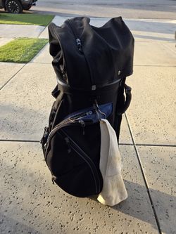 Blue golf bag with zipper cover top