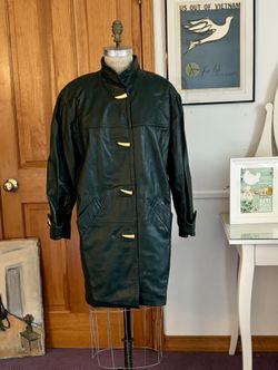 Vintage 1980’s genuine leather Forrest Green coat. LNR Size M!