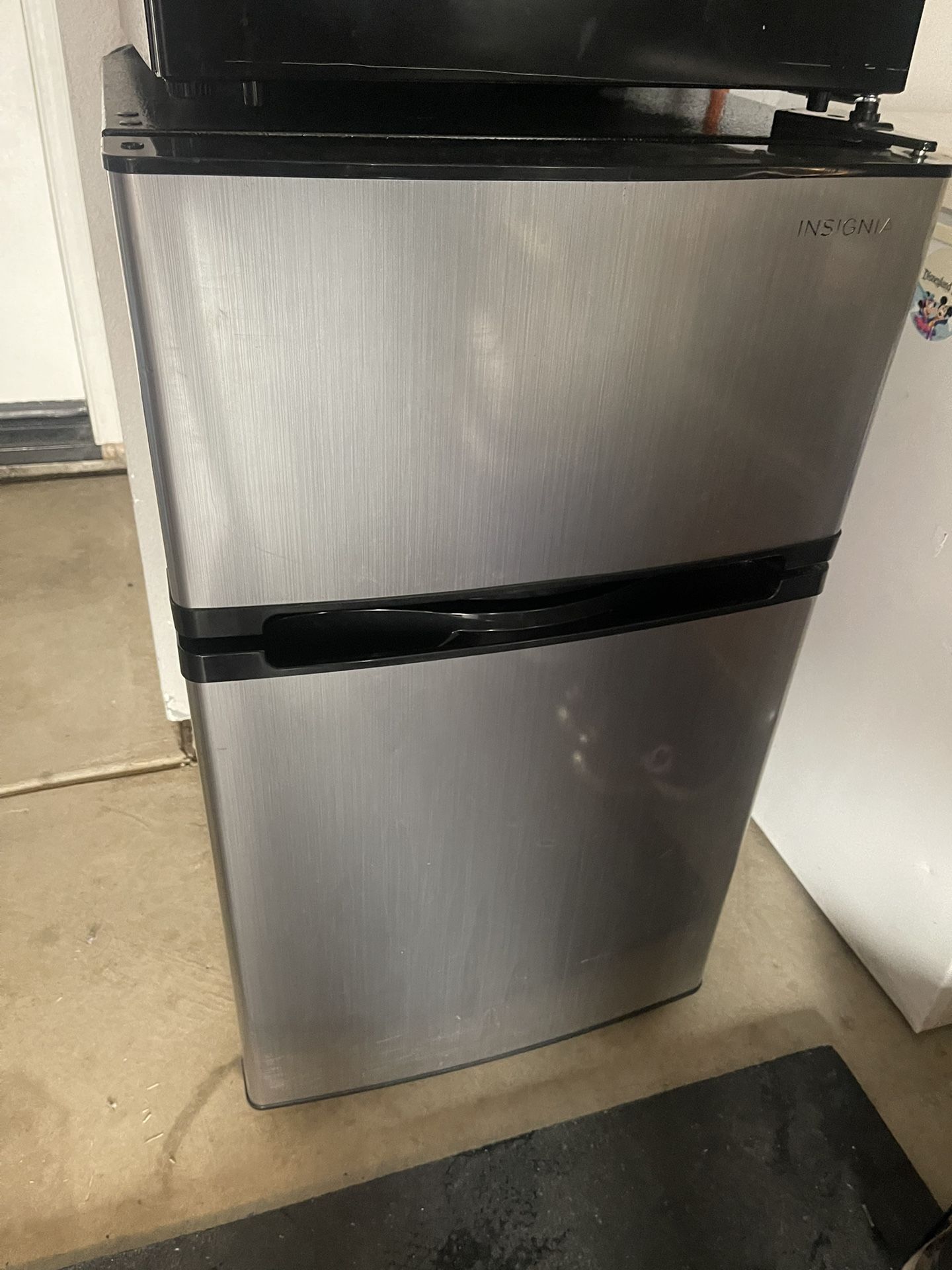 Insignia Mini Fridge Stainless steel 