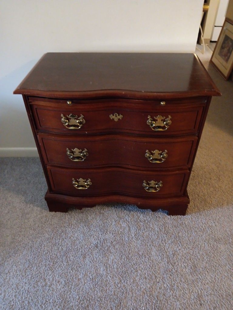 Wooden Dresser (with 3 drawers)