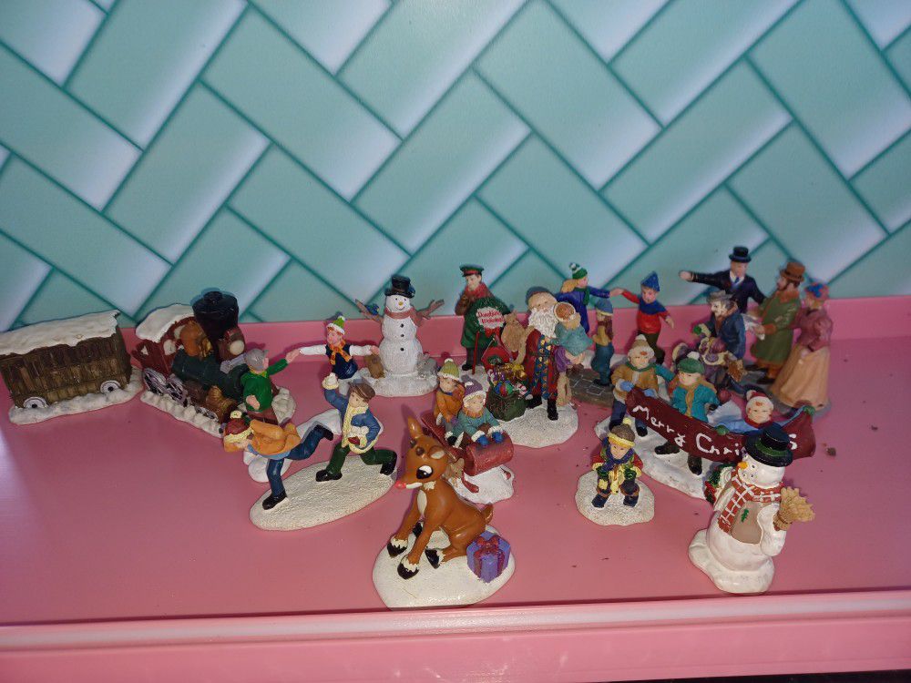 16 Pieces Of Christmas Village People