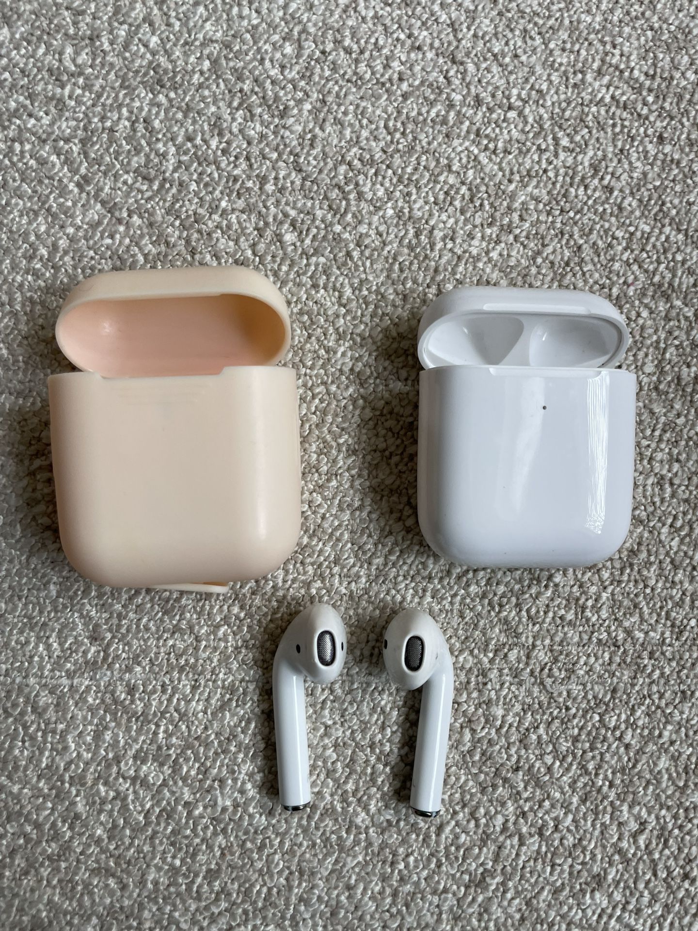 Apple Airpods Wireless Bluetooth In-Ear Headset w/ Charging Case And Silicone Pink Protective Cover