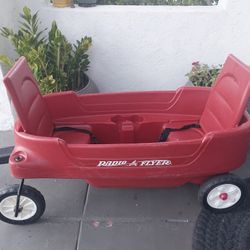 Radio Flyer Red Wagon with Seat Belts