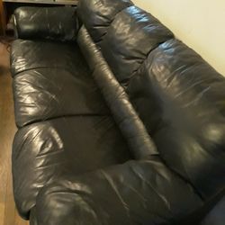 Sofá Negro de piel. Es Ligero No Pesa mucho. Mide Aprox 6 pies