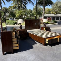 Beautiful Bedroom Set Queen Size Solid Wood Dark Brown Color In Excellent Condition