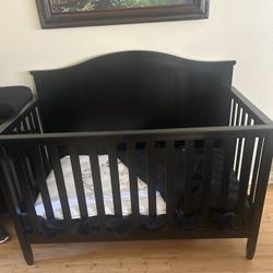 Black Baby crib With Matress Like New 