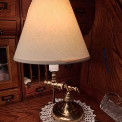 Nice VINTAGE BRASS TABLE LAMP WITH  LOTS OF  ADJUSTMENTS  WORKS GREAT GOOD CONDITION UP TO 22 INCHES TALL  REALLY NEAT  BRASS TABLE LAMP 