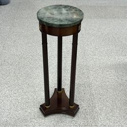 Late 20th Century Bombay Co. Regency Style Mahogany Pedestal Stand or Lamp table with Green Marble Top 