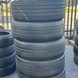 SET OF TIRE 235 45 18 Michelin 85% LIFE