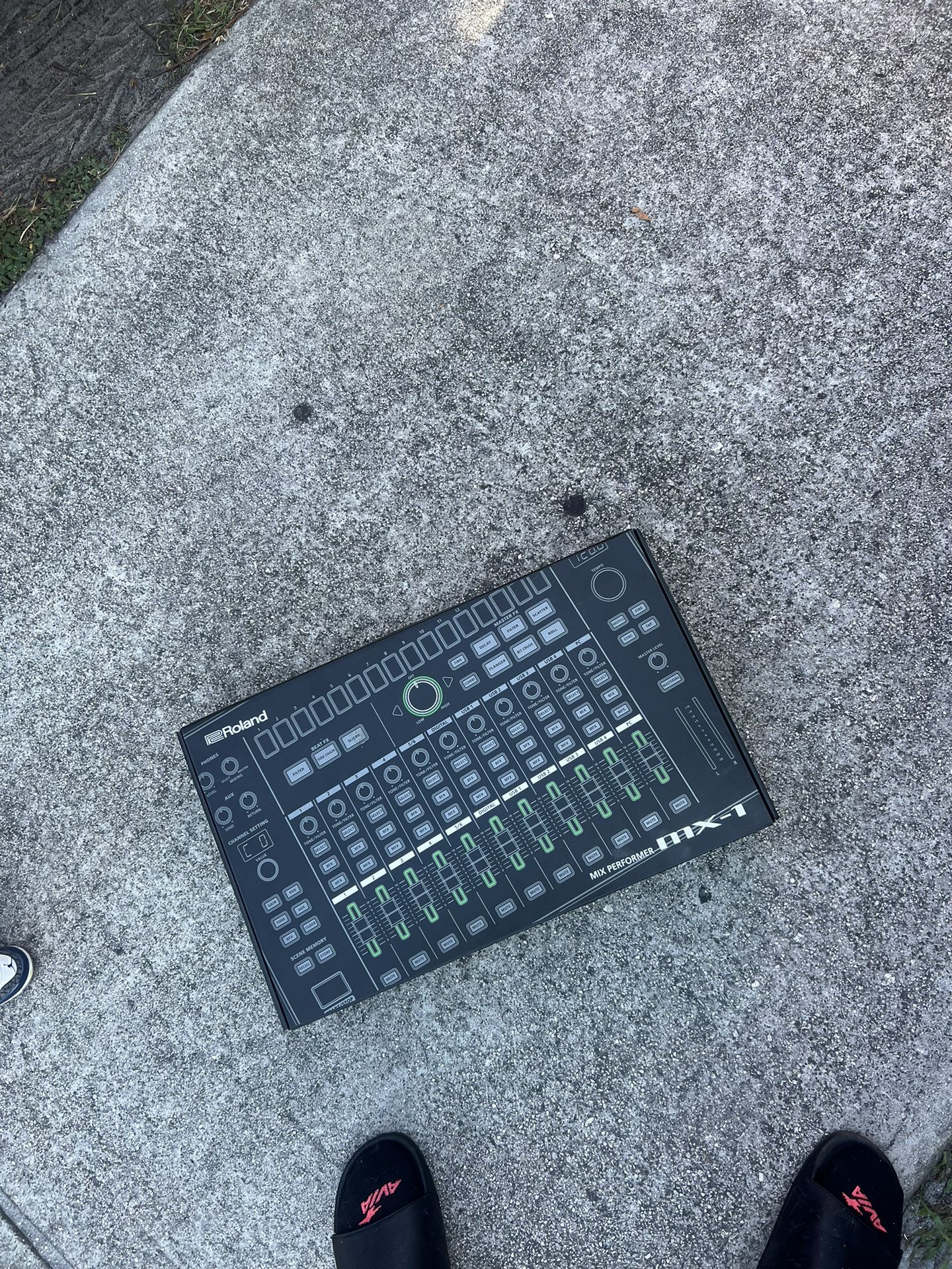 ROLAND MX-1 MIXING BOARD