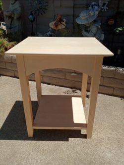 SMALL SIDE TABLE/NIGHTSTAND