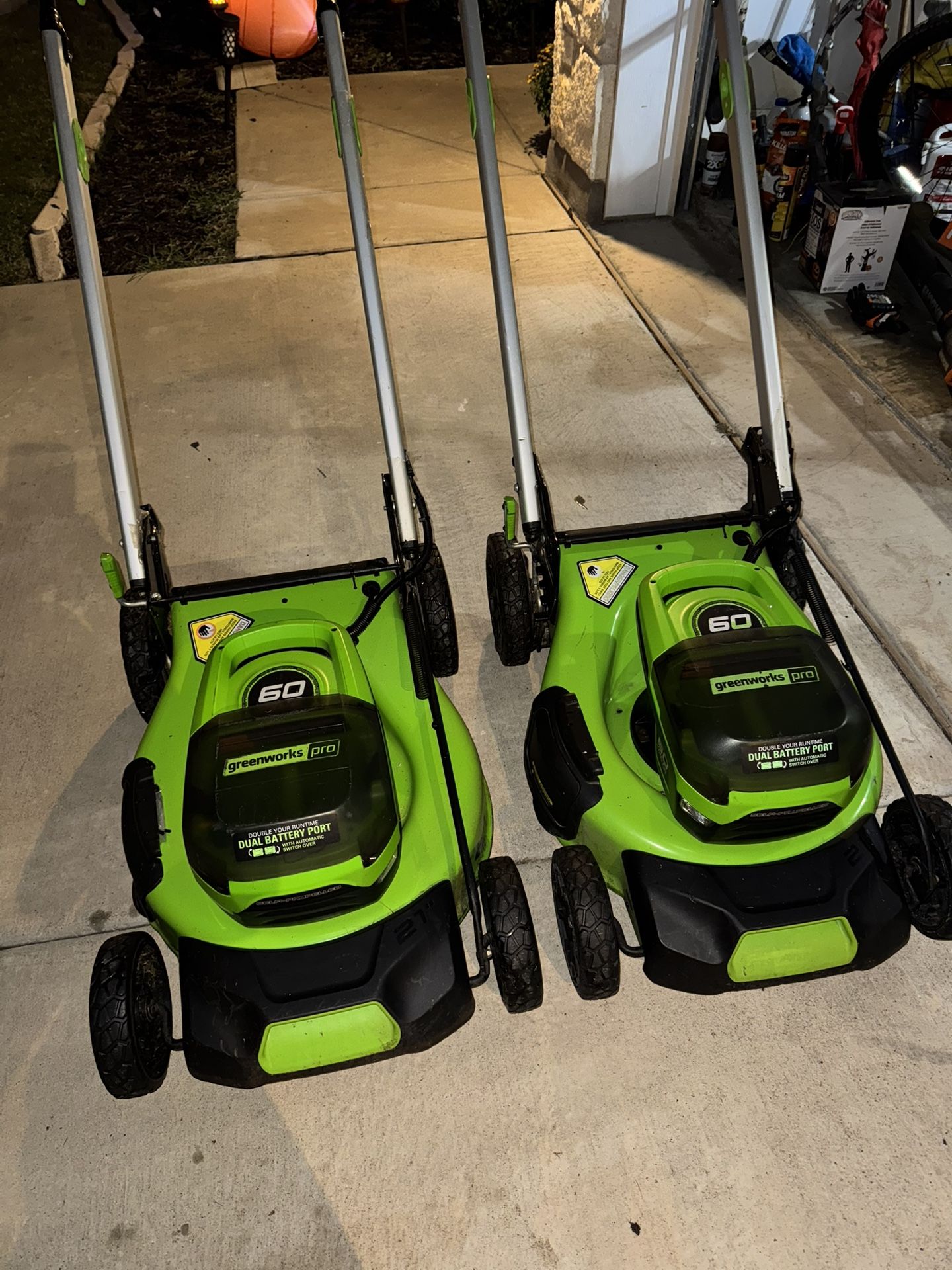 Lawnmower Greenworks 60 selfpropelled With Front Lights