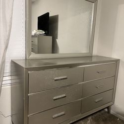 Dresser With Mirror. 