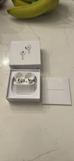 Apple AirPods Pro (with Charging Case) – Excellent Condition