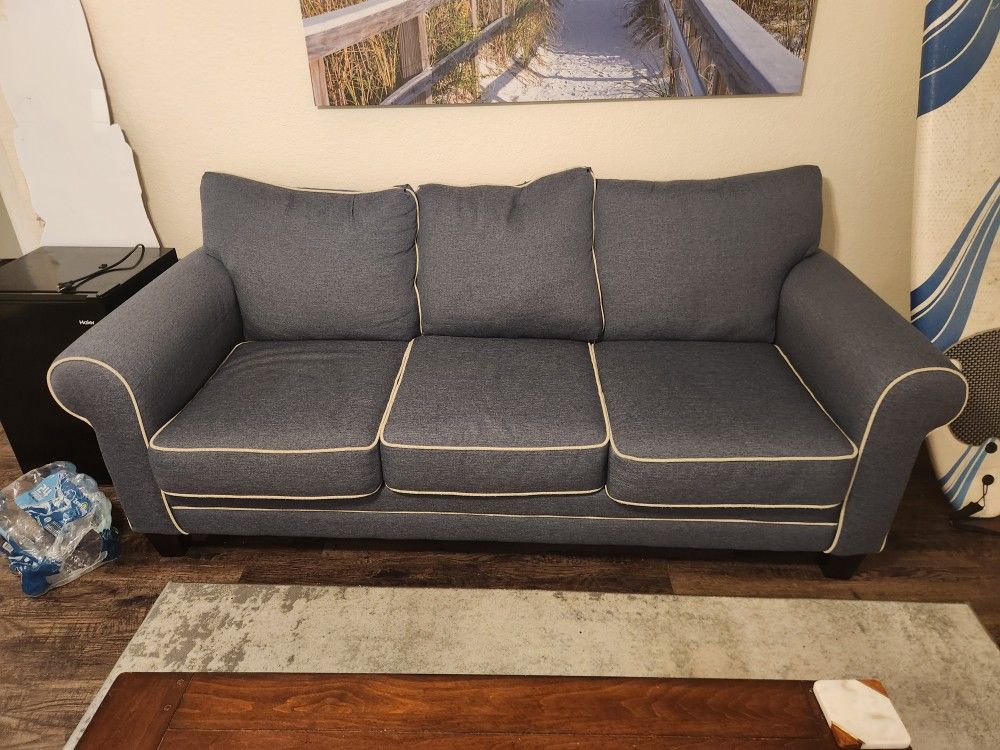 Couch w/pull out matress