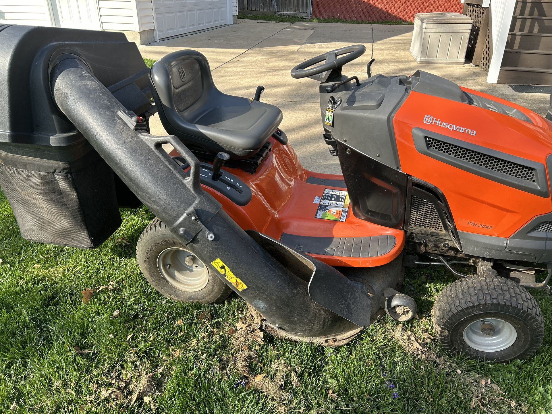 Husqvarna YTH 2042 Riding Lawn Mower Great Shape