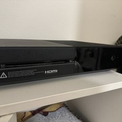 Xbox One Console And Controllers