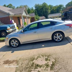 2014 Nissan Altima, Gray WITH Black Leather Interia. 