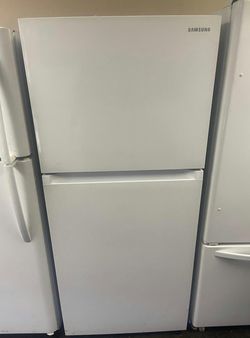Samsung Top Mount Refrigerator in White - Good Condition with Auto Ice Maker