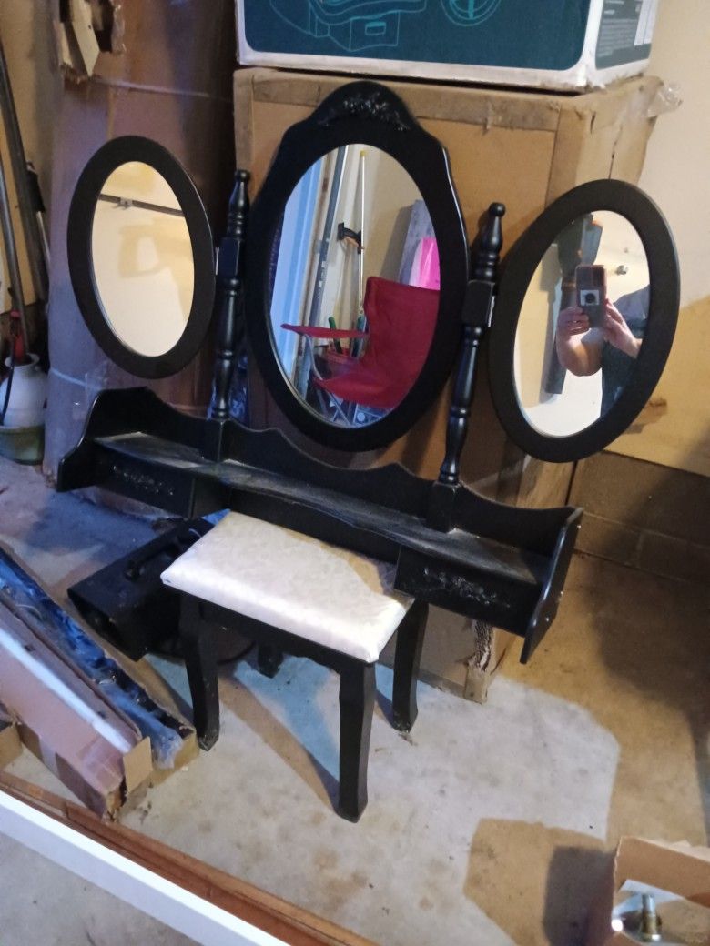 BLACK VANITY TOP WITH SMALL STOOL
