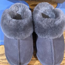 Néw Womens Shearling Dark Gray Slippers Size 6