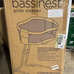 Halo Baby Bassinet Bedside Sleeper, Bassinest Glide, Adjustal Co Sleeping Crib, Lowering Wall with Mesh Walls