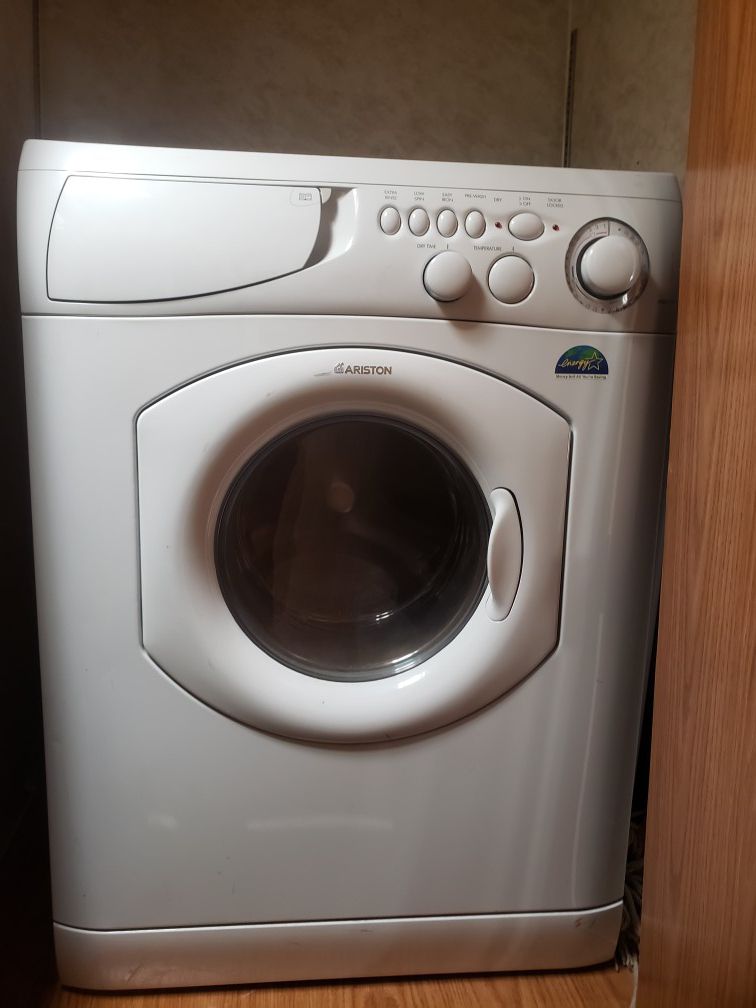 Ariston 2 IN 1. Washer dryer combo unit