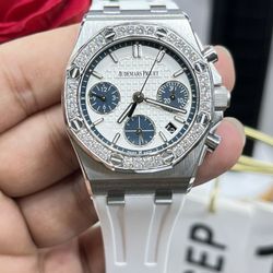 Mechanical wristwatch with diamond inlays