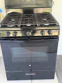 GE black range /with 5 burners center burner for grilling