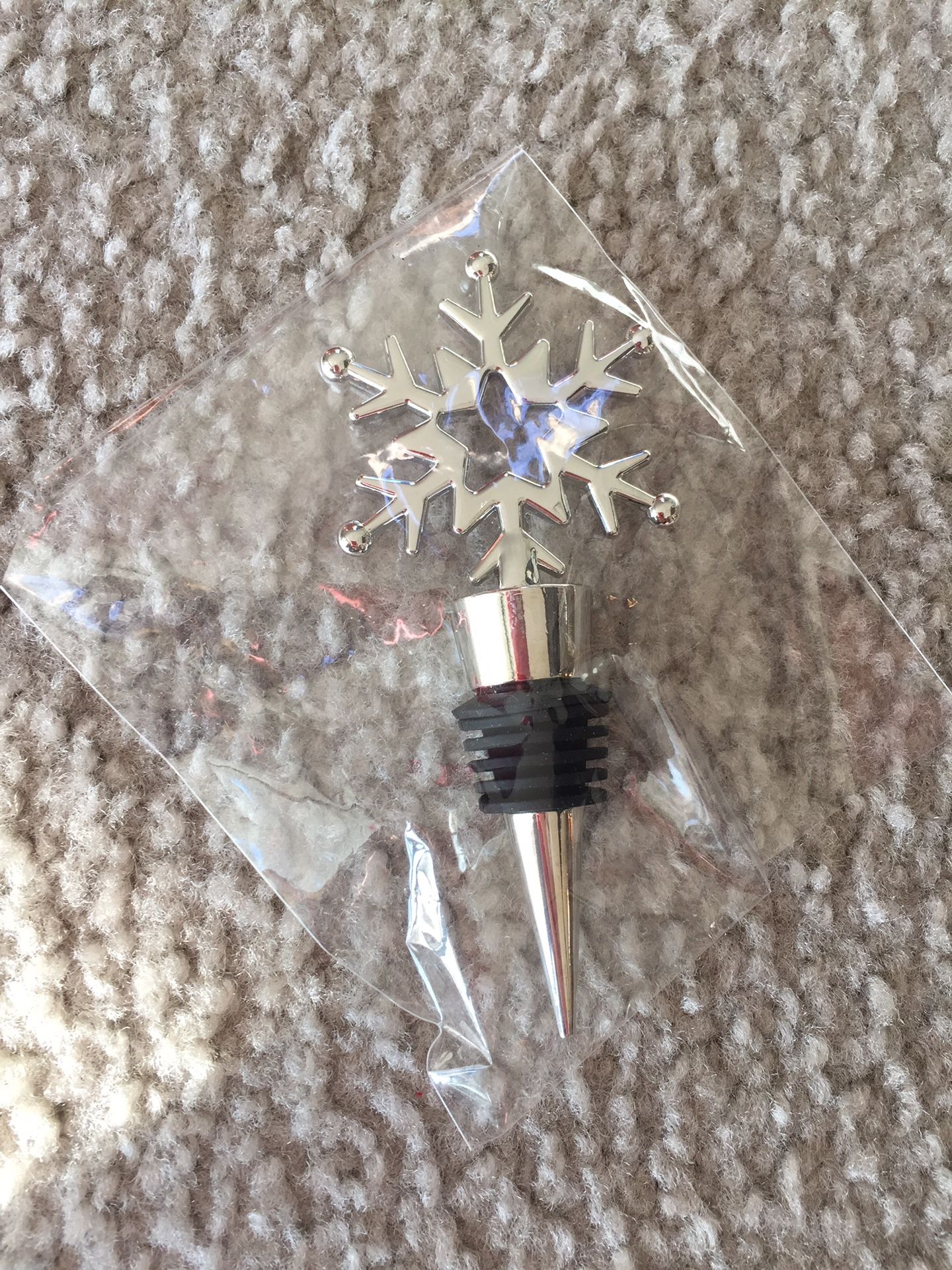 Brand new snowflake wine stopper decorative Christmas winter keep wine fresh beer. Great gift