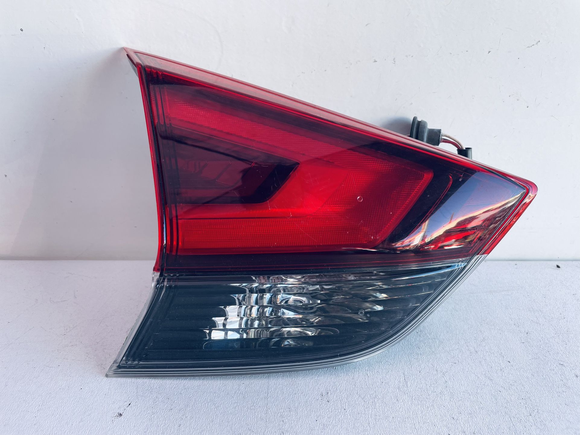 2017-2020 NISSAN ROGUE LEFT DRIVER SIDE LIFT GATE TAIL LIGHT W/LED OEM 