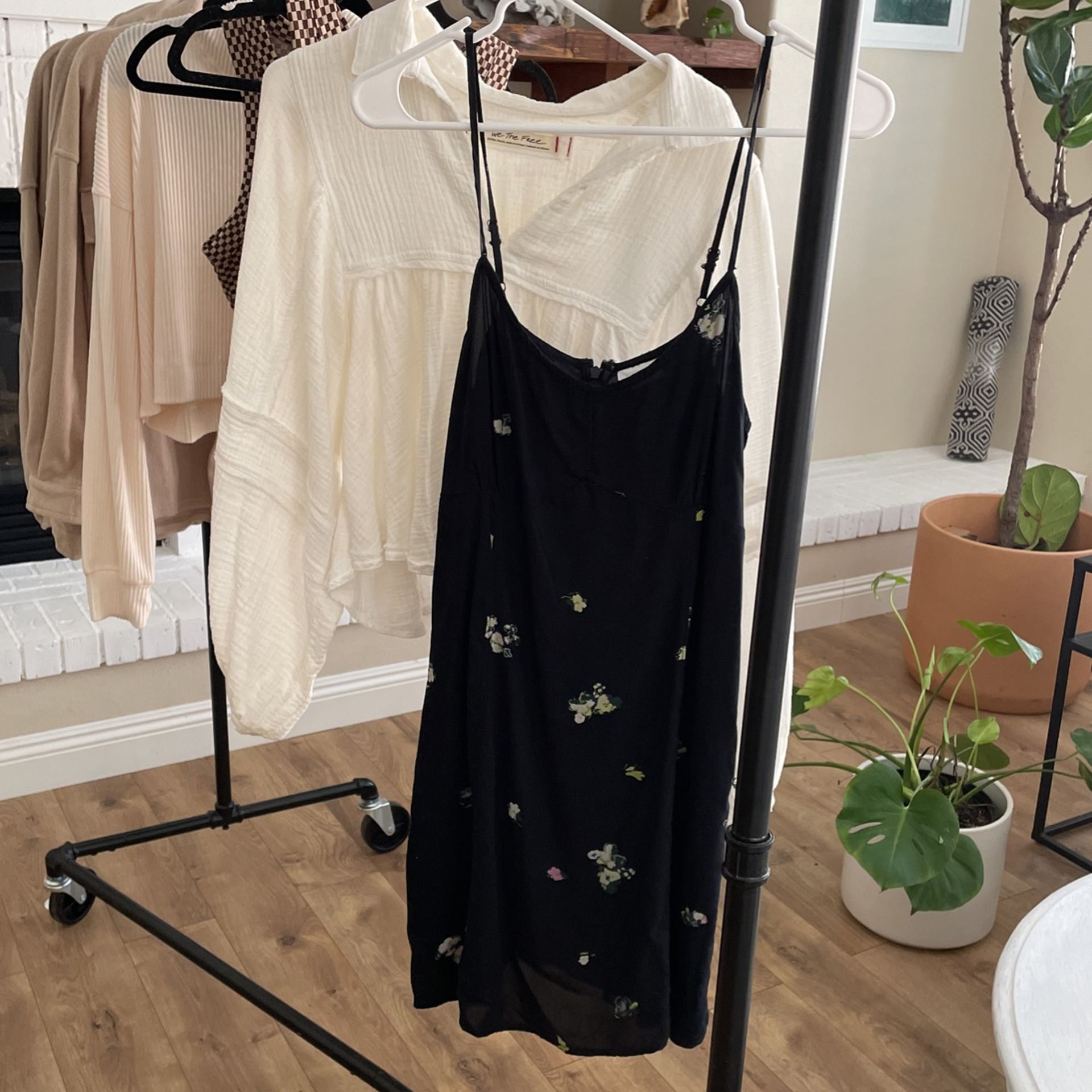 FLOWY SUNDRESS SIZE MEDIUM