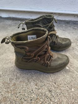 Nike Women's Tanjun High Rise sneaker boot in the "Olive Canvas" colorway (AO0355-300). Size 7.5
