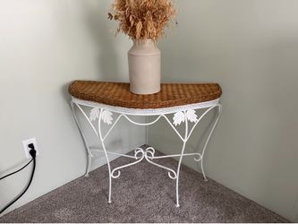 Corner table