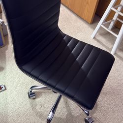 Black rolling chair