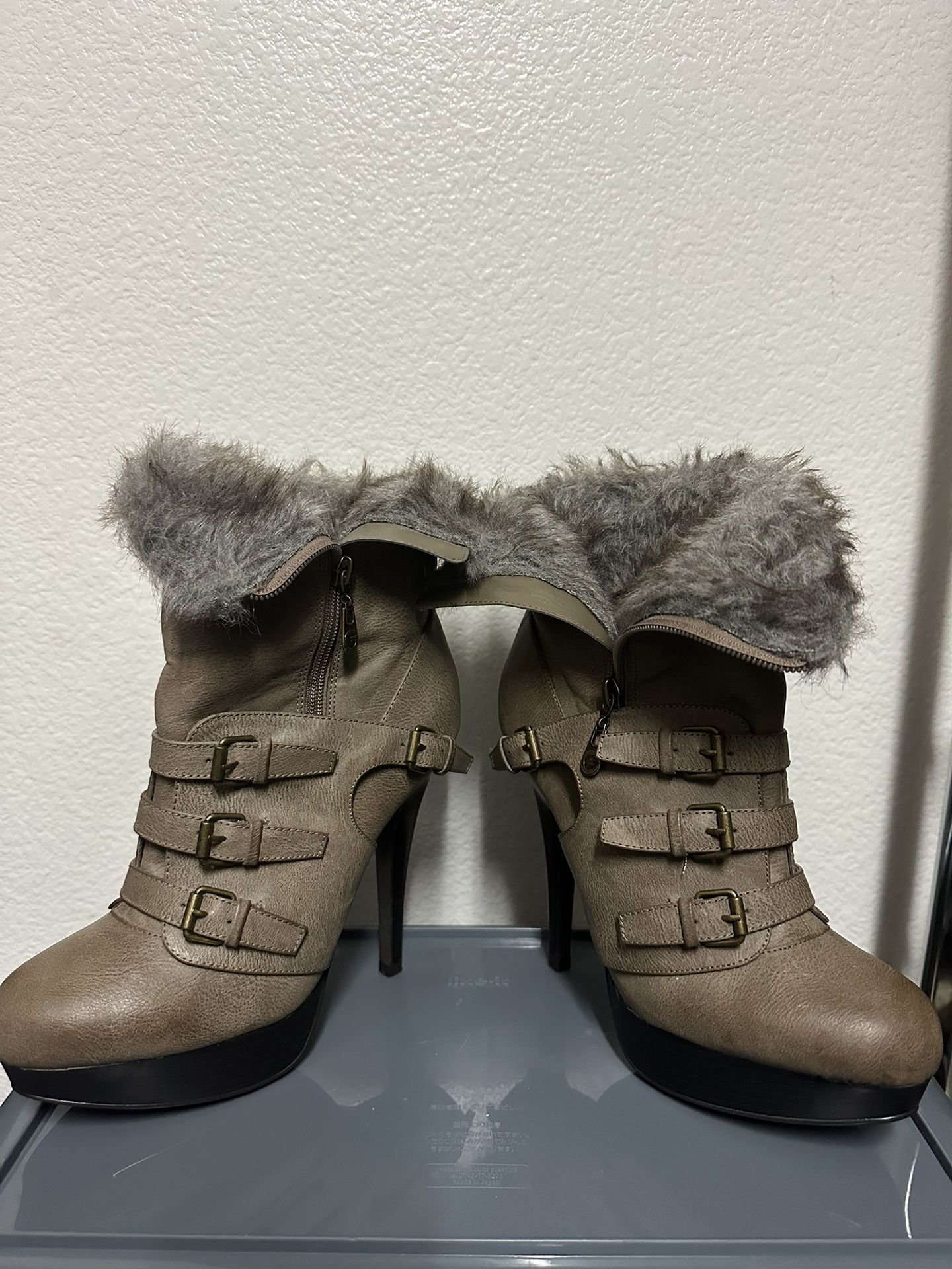 Perfect Women’s Guess Belted Ankle Boots Beige Size 8 Faux Fur
