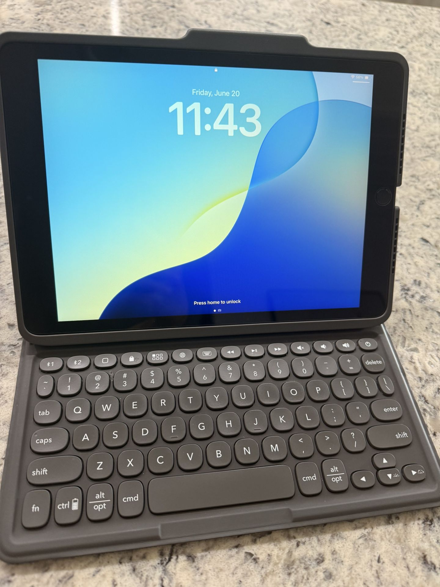 iPad 9th Generation 64gb WiFi With Zagg Keyboard And New Screen Protector