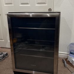 Frigidaire Refrigerator / Medium Size Fridge
