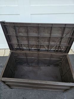 Suncast outdoor storage box
Good condition 
$25
