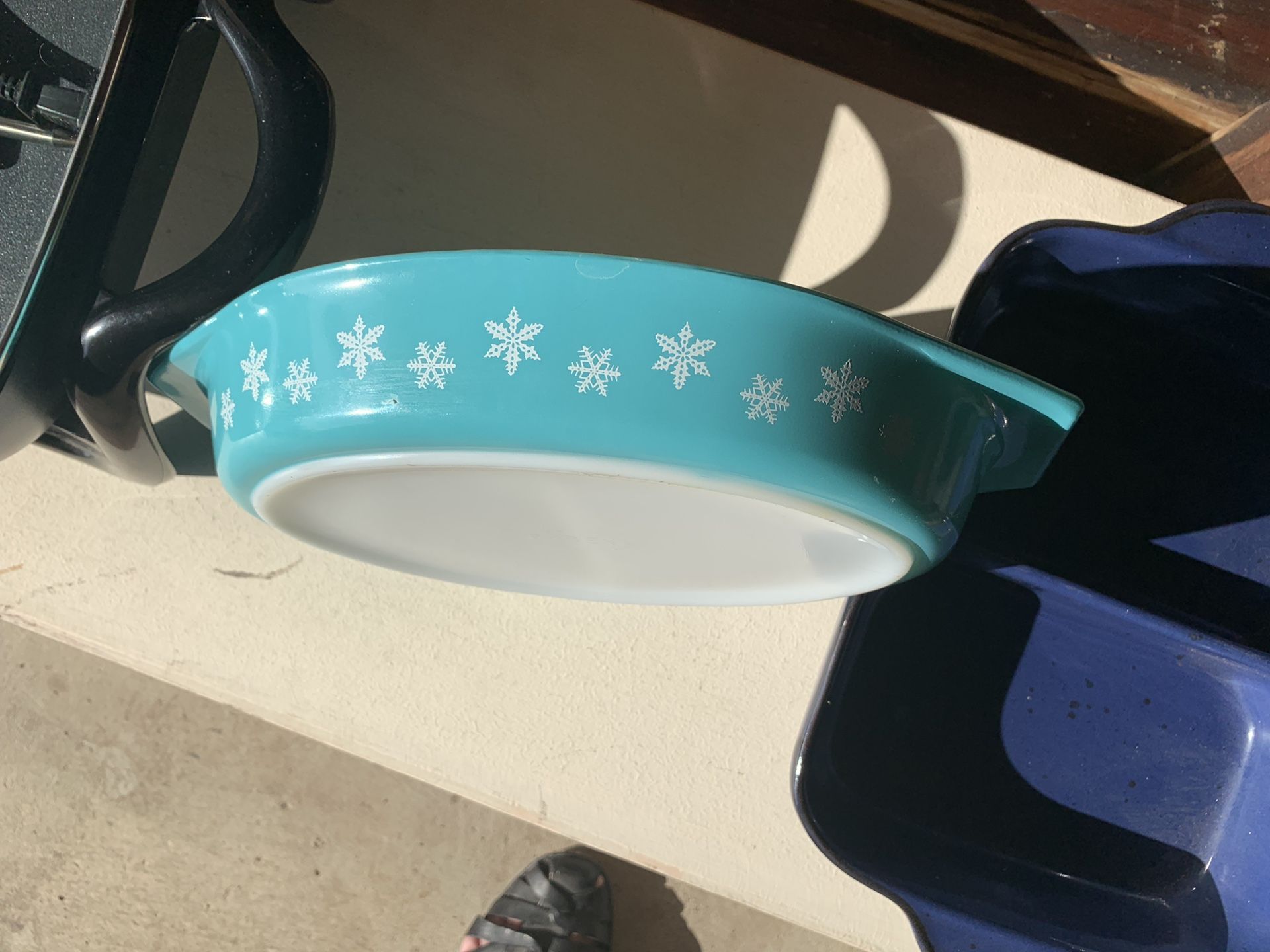 Pyrex Snowflake 1.5 quart Divided Serving Dish Collectible