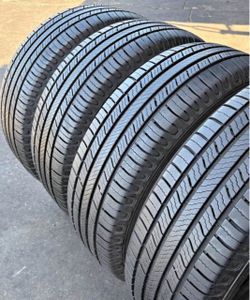 225/60/18 Michelin Set de Tires con 80% de gods las